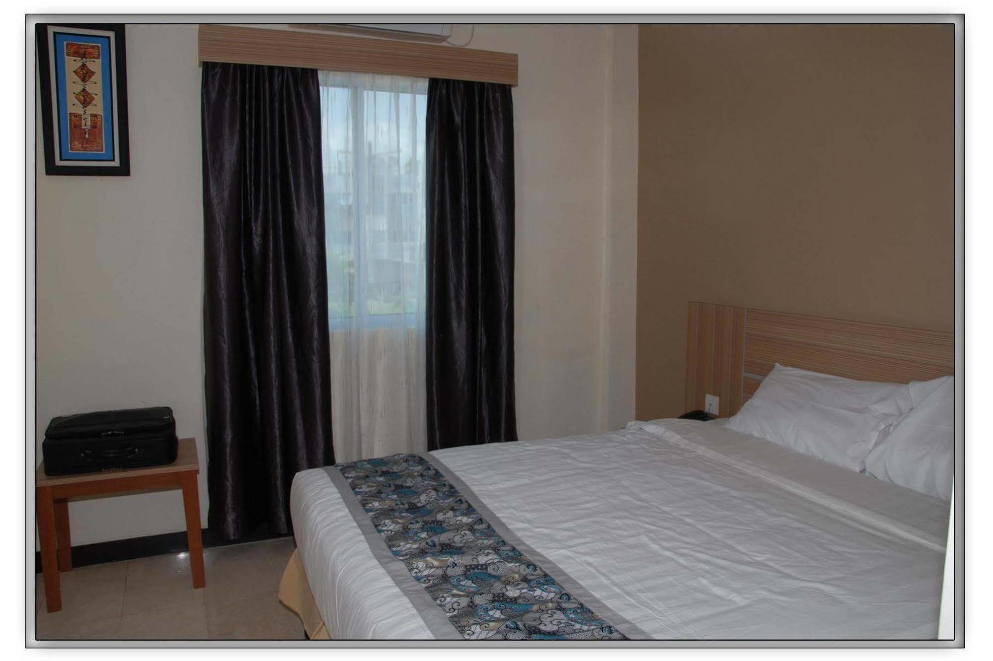 Collection O 625 Hotel Golden Gate Batam Экстерьер фото